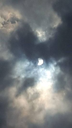 Las primeras imágenes del eclipse solar en Ecuador y el mundo
