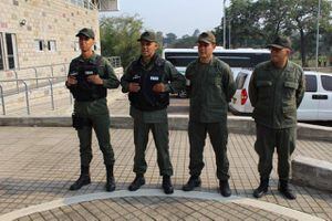 Cuatro miembros de la Guardia de Venezuela desertan en el Puente Simón Bolívar