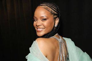 Rihanna da clases de estilo en portada de Vogue con traje sastre y encaje