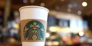 Starbucks abandona publicidad en Facebook por permitir discurso de odio