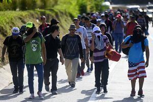Caravana de migrantes parte desde El Salvador hacia Estados Unidos