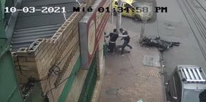 Video: hombre enfrentó a ladrones, los desarmó y mató a uno