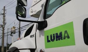 Se llevan barras y cables eléctricos de oficina LUMA Energy en Caguas