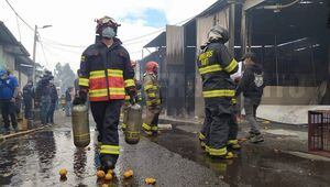 Incendio estructural dentro del mercado Mayorista, sur de Quito; no se registraron víctimas