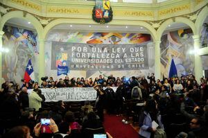 Más de dos mil académicos y estudiantes de la Universidad de Chile se manifestaron por reforma educacional