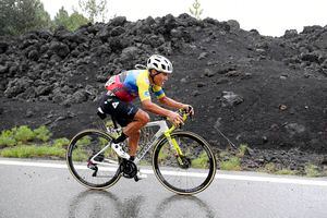 Jonathan Caicedo tuvo una fuerte caída y se retira del Giro de Italia