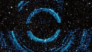 NASA capta sorprendentes imágenes de anillos de polvo y material cósmico formándose alrededor de un agujero negro