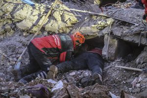 Turquía busca sobrevivientes, confirma 31 muertos en sismo