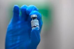 La agencia de medicamentos de Estados Unidos confirma seguridad y eficacia de la vacuna de Pfizer y BioNTech