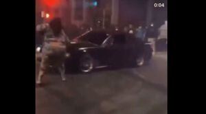 Vídeo chocante registra momento em que carro impacta mulher durante manobra perigosa