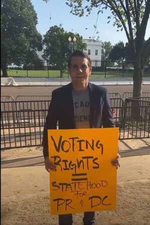 Ricardo Rosselló hace manifestación frente a Casa Blanca de un solo ciudadano