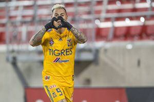 Vargas volvió a convertir por Tigres y celebró ante Romo y Sagal en la Liga MX
