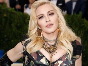 A sus casi 60 años Madonna publica foto en topless y sin maquillaje