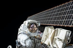 El espacio apesta según los astronautas de la NASA: ¿Cómo es posible que capten el olor sin no se pueden quitar el casco en una caminata?