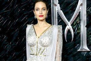 El mini vestido con el que Angelina Jolie presumió sus tonificadas piernas