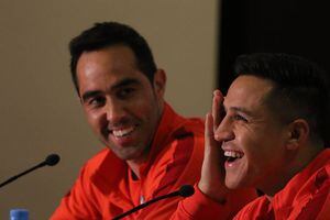 Claudio Bravo "retó" al "gringo" Alexis con cariñoso mensaje previo a la final de la Europa League