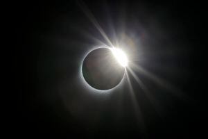 Eclipse de sol: reiteran graves peligros de daño ocular si no se adoptan precauciones adecuadas