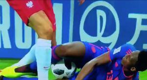 El fuerte pisotón de Robert Lewandowski sobre la mano de Yerry Mina