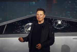 Elon Musk hace el ridículo: rompen vidrio blindado de su Cybertruck a media presentación