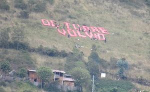 Retiran letras de tela de las faldas del Volcán Pichincha que colocó un grupo de personas