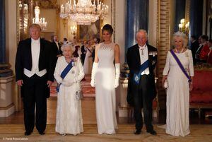 Melania Trump  se convirtió en una “princesa” en una cena junto a la reina Isabel y Kate Middleton