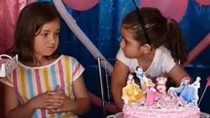 Vídeo: Menina apaga vela de aniversário da irmã e reação inesperada viraliza na web