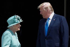 VIDEO. La reina Isabel II recibe a Trump en el Palacio de Buckingham