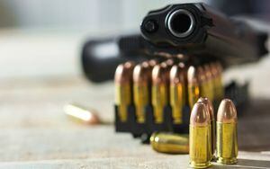 Adolescentes iniciaron una campaña para recaudar dinero con el fin de comprar municiones y disparar en una escuela en Arizona