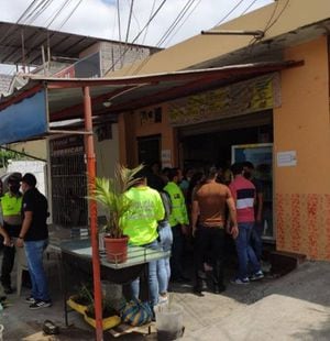 Policía vestido de civil disparó en la cabeza a un presunto asaltante durante un robo en Guayaquil