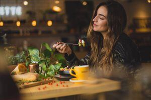 É possível ter uma relação saudável com a comida para ser mais feliz; saiba como