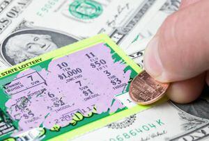 Hombre gana la lotería pero debe compartir el premio con su exesposa