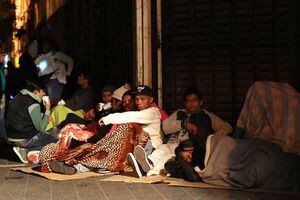 Cientos de migrantes pasaron la noche en estadio Víctor Jara para regularizar situación