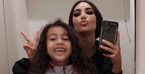 La hija de Kim Kardashian, North West presume su estilo fashionista luciendo pantalones de cuero, top y un lujoso impermeable en Londres