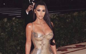 Kim Kardashian se lanza a la industria de las fajas y muestra su colección