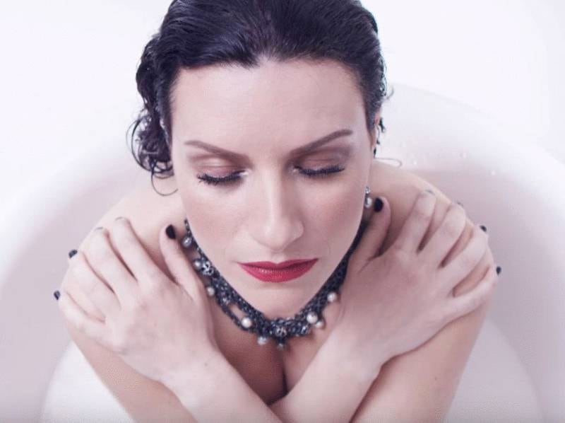 Laura Pausini desnuda en video