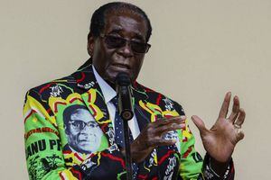 Mugabe se niega a renunciar a la presidencia Zimbabue a pesar de presiones militares