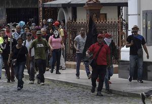 Chavistas irrumpen con violencia en el Parlamento de Venezuela y hieren a diputados