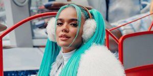 Karol G se encierra en su vestidor y posa muy sensual presumiendo sus curvas en toalla y detrás de su oso de peluche