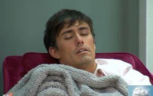 Llegó a soñar: Roberto Cox se quedó dormido al tomar siesta en pausa comercial