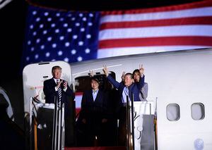 Trump recibe a los estadounidenses liberados por Corea del Norte tras nuevo gesto de Kim Jong-un con la Casa Blanca