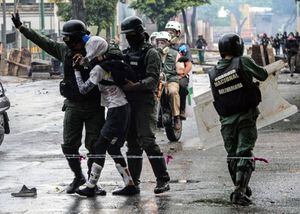 Gases, balas e insultos: militares reprimen a opositores de Maduro en Venezuela