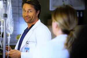 Série médica leve e romântica da Netflix ganhará nova temporada; ex-ator de 'Grey's Anatomy' está no elenco