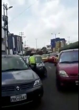 Quito: Hombre intenta arrollar a un agente de tránsito pero conductores lo impiden