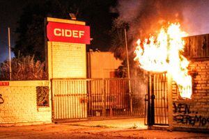 Saqueos, comisarías atacadas y vehículos incendiados en violenta noche en la RM