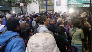 Caótica afluencia de pasajeros a estación U. de Chile del Metro de Santiago