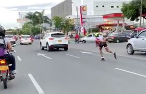 (Video) Patinador pone en riesgo su vida en plena autopista en Cali