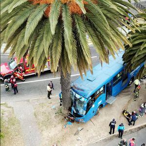 Quito: Bus se chocó contra árbol en la Av. Naciones Unidas