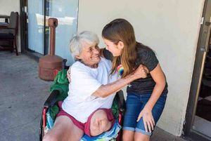 Desde caramelos hasta fruta fresca: la maravillosa campaña de una niña de 11 años que cumple los simples deseos de ancianos que viven en asilos
