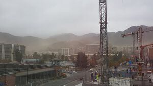Reportan fuertes vientos en el sector oriente de Santiago: polvo en suspensión disminuye drásticamente la visibilidad
