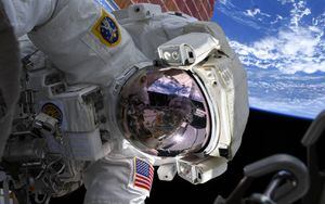 Astronautas da NASA concluem importante caminhada espacial de 7 horas